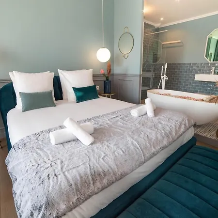 Apartment The Parisian Blue Eiffel Tower