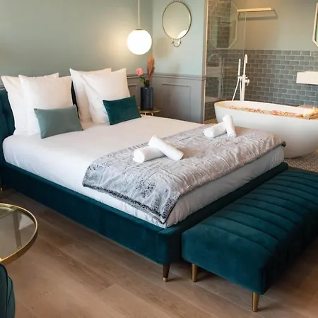 The Parisian Blue Eiffel Tower Apartman